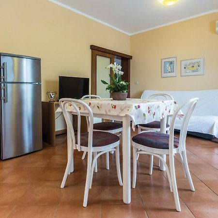Gorgeous Apartment In Porec With Kitchen Bagian luar foto