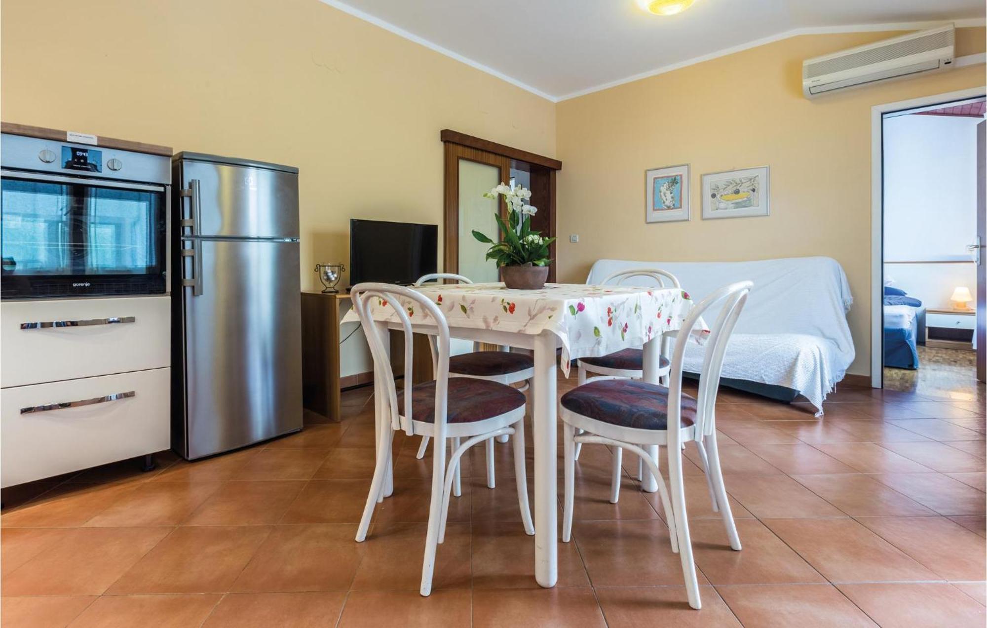 Gorgeous Apartment In Porec With Kitchen Bagian luar foto