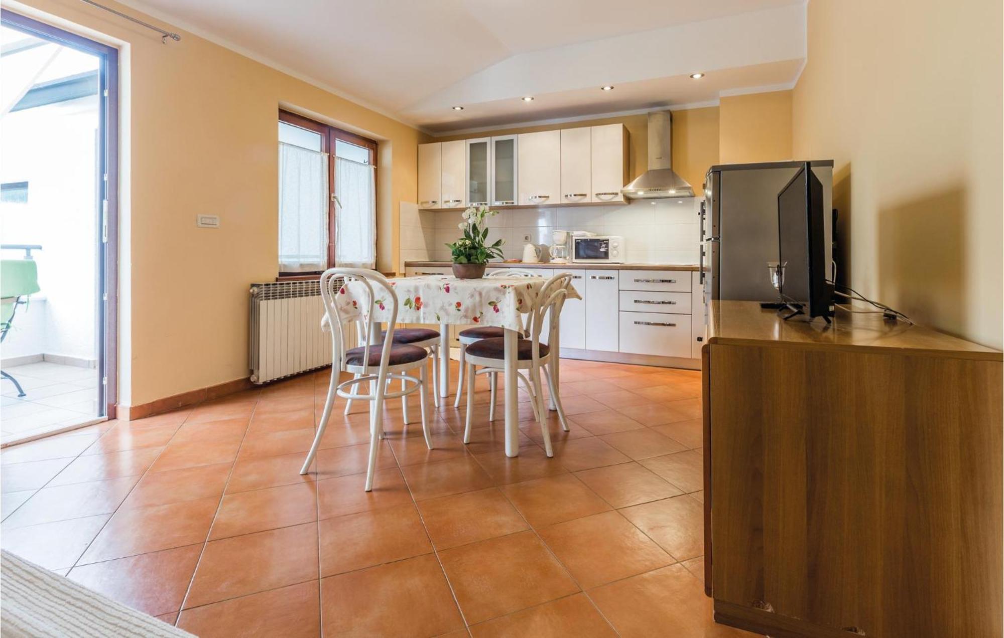 Gorgeous Apartment In Porec With Kitchen Bagian luar foto