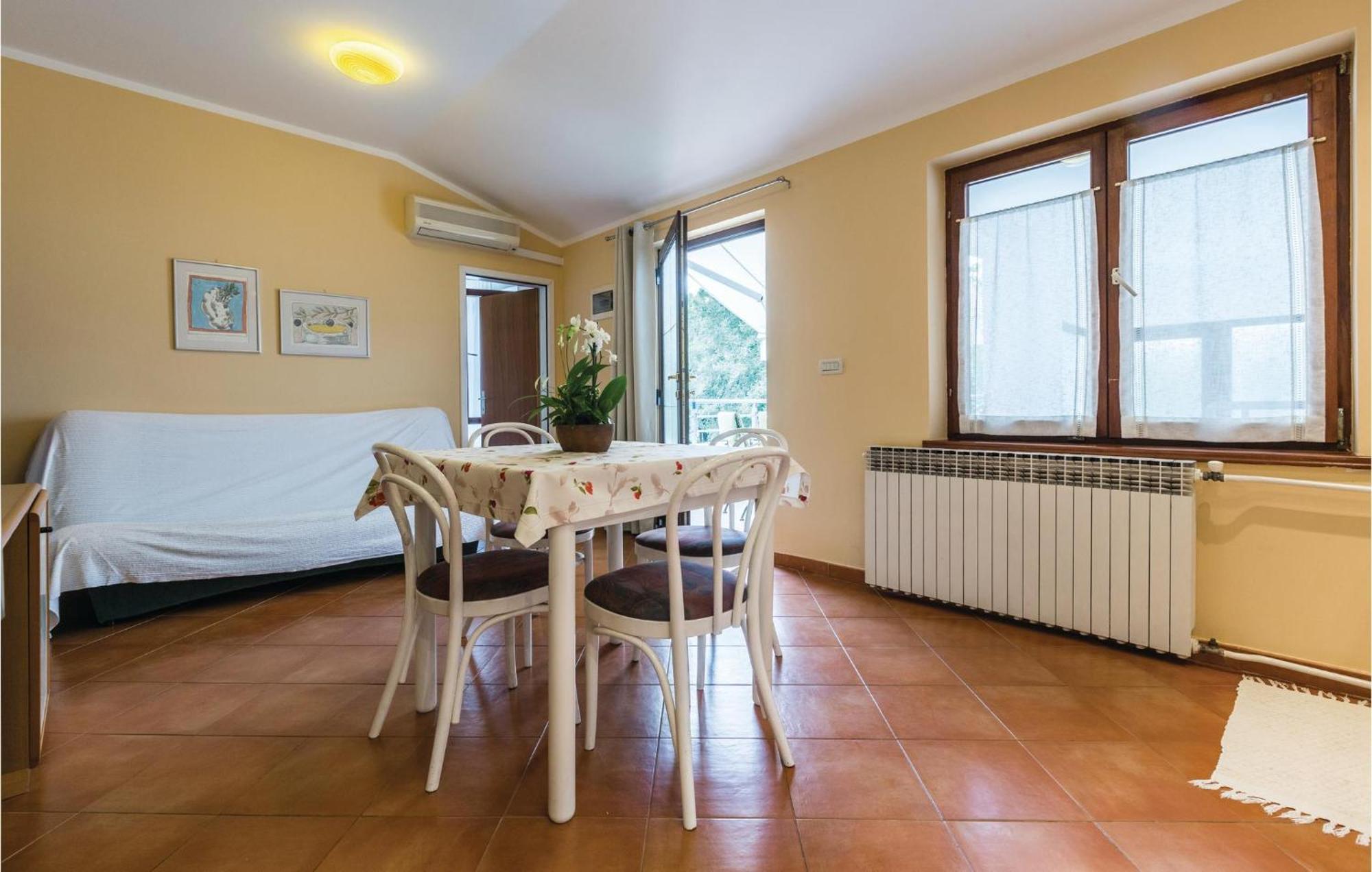 Gorgeous Apartment In Porec With Kitchen Bagian luar foto