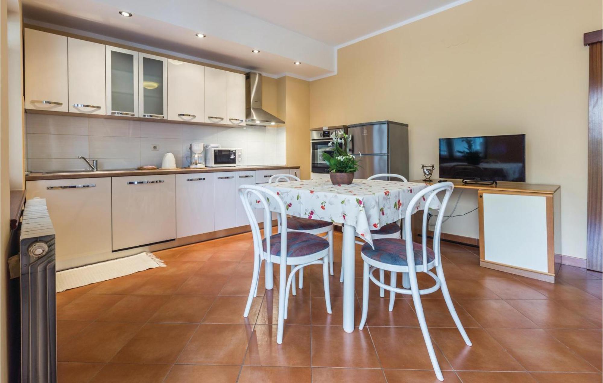 Gorgeous Apartment In Porec With Kitchen Bagian luar foto