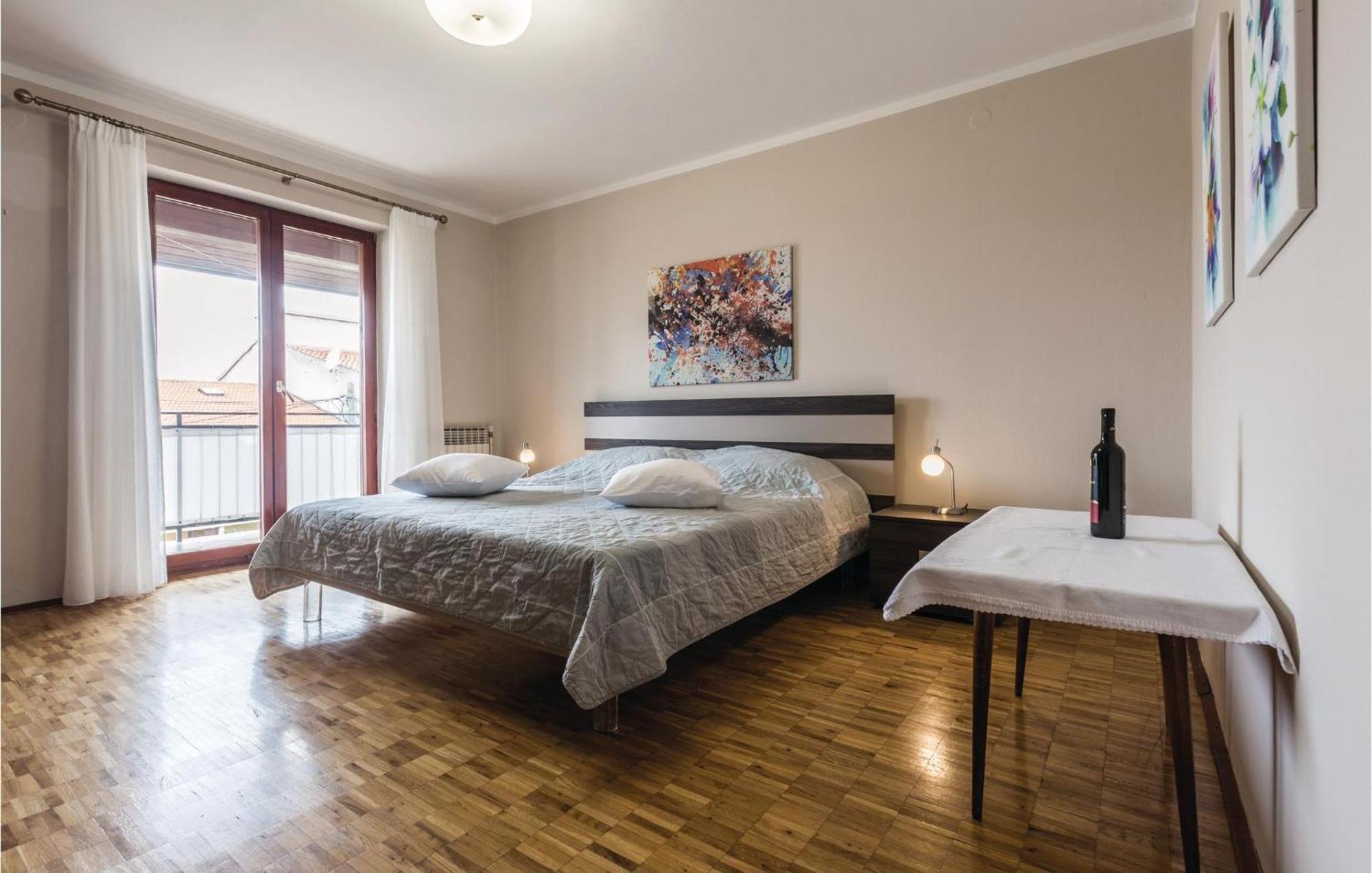 Gorgeous Apartment In Porec With Kitchen Bagian luar foto